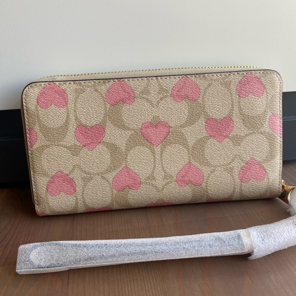 NWT Coach Long Zip Around Wallet In Signature Canvas With Heart Print - Picture 2 of 3